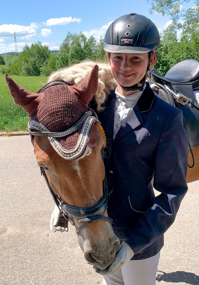 High school graduate Antonia von der Schulenburg in tournament situation leads horse